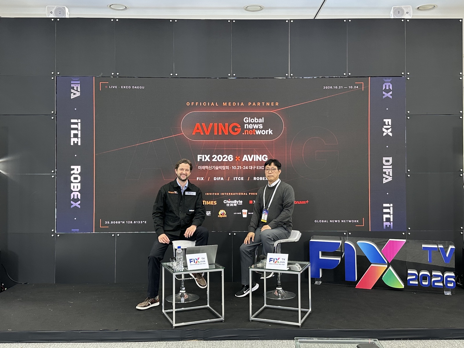 에이빙뉴스 FIX TV 인터뷰 무대 — 방동걸 대표가 공장 운영 전체를 맡는 AI 운영체제라는 방향을 설명했습니다(2026년 10월 22일, 대구 EXCO)